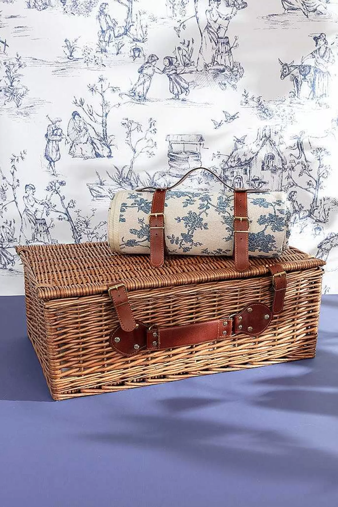 Carraig Donn HOME 4 Person Picnic Basket Blue Floral New