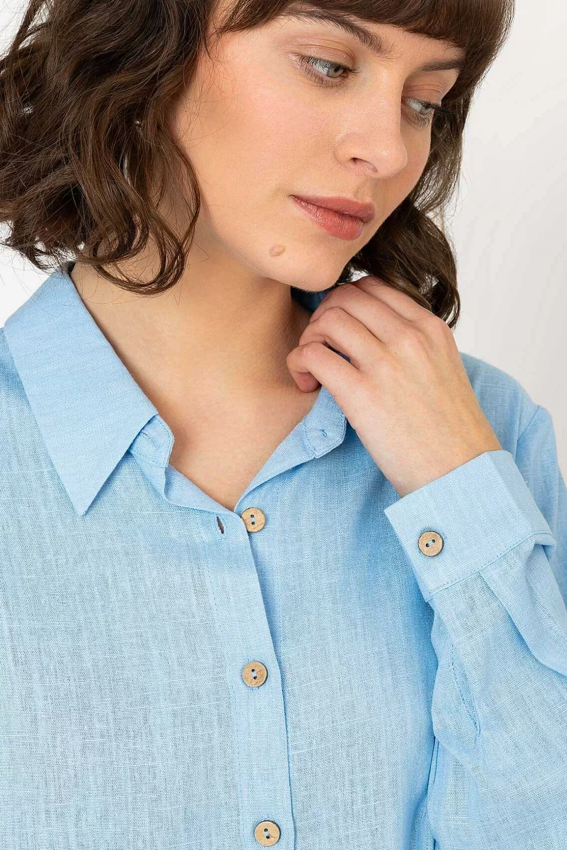 Kelly & Grace Weekend Linen Like Shirt In Blue Hot