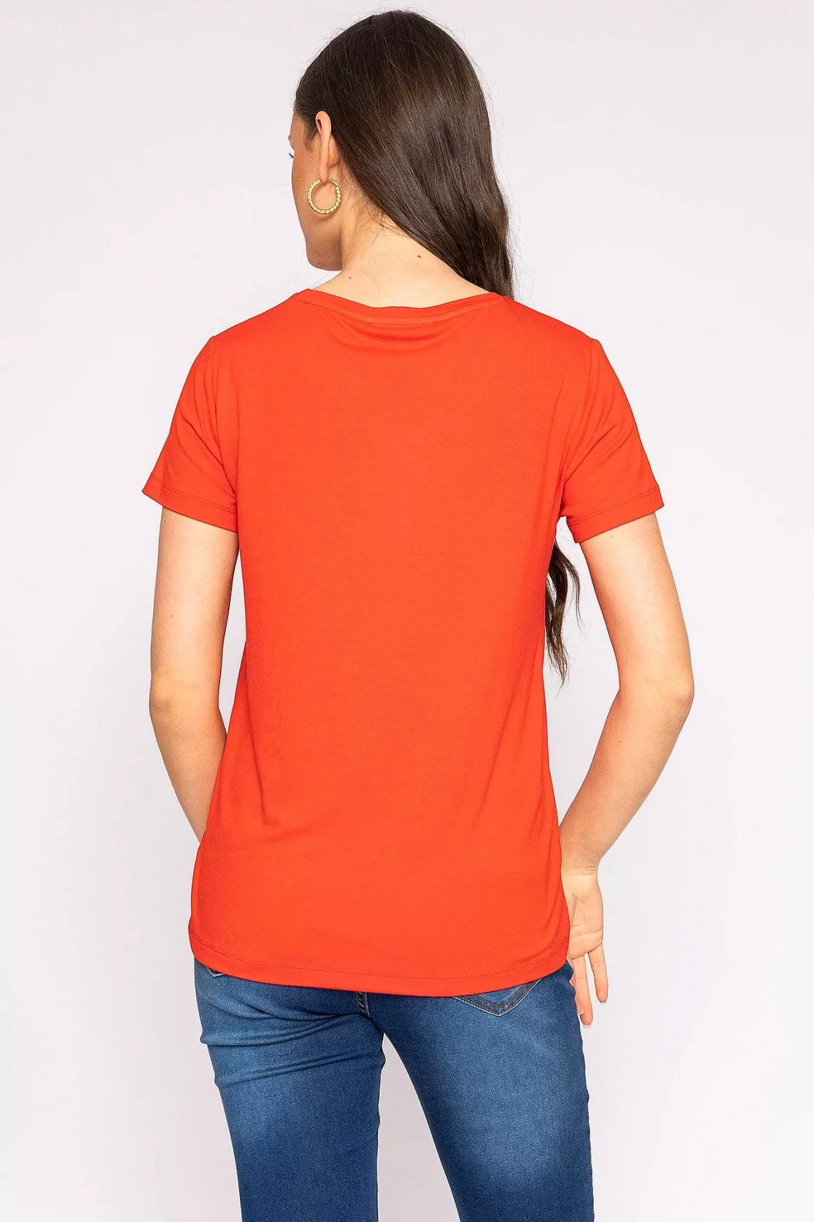 Kelly & Grace Weekend V Neck Tee In Red Store